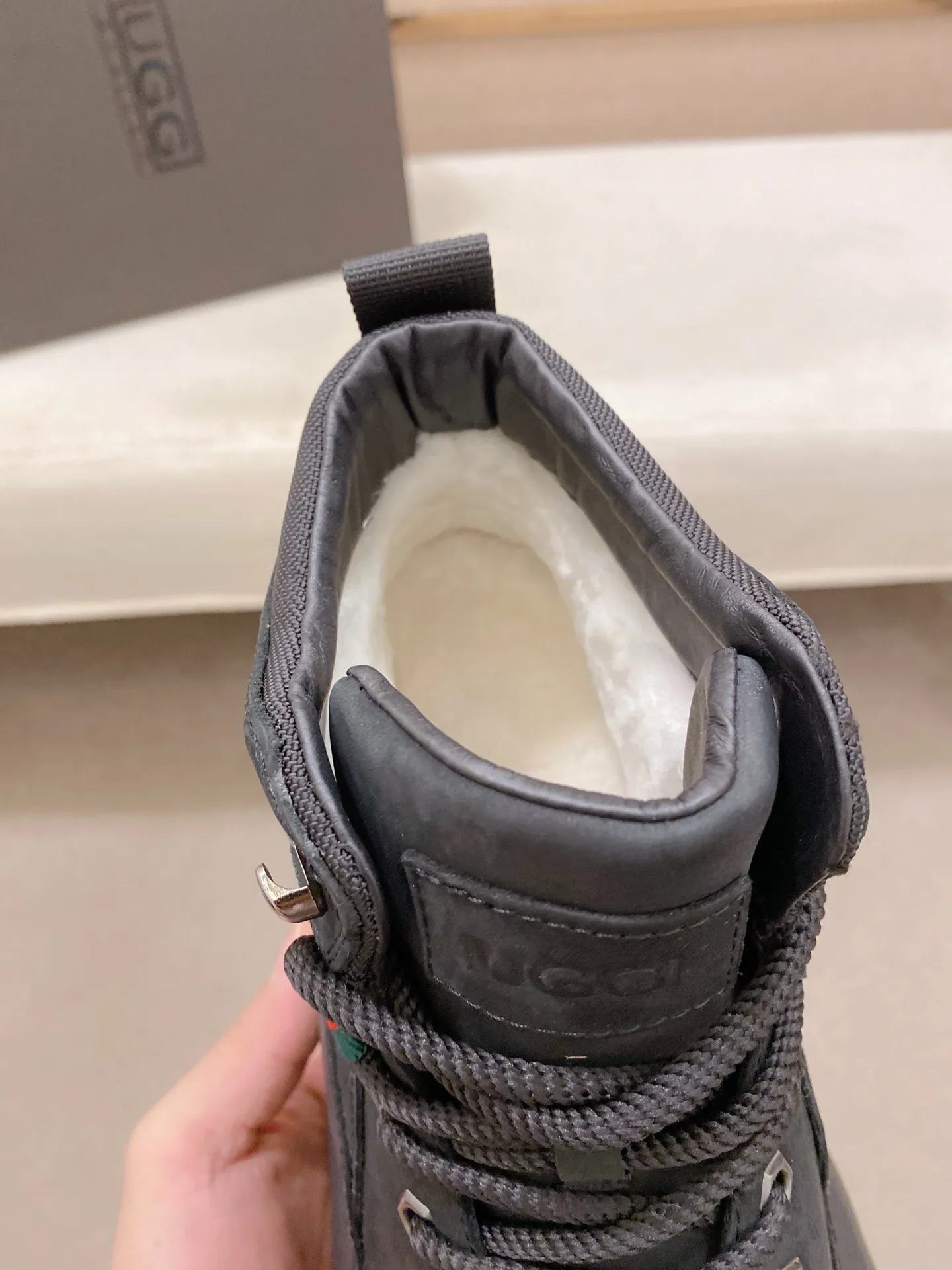 Factory price: 700💰New UGG fur-integrated men's simple and fashionable snow shoes. The most worth buying at the end of this year are warm casual shoes. Whether you are out and about at home, their comfortable and warm performance will be your most suitable fashion companion! The material is cowhide upper and imported wool is used inside. Two layers of cowhide for warmth and comfort! The eva+ rubber patch outsole is cushioned, non-slip and wear-resistant, and has good elasticity. It is light and wear-resistant, comfortable and soft, and the new simple cut is more fashionable. It has both practicality and fashion sense, so you no longer have to worry about how to match it in winter, while still maintaining your fashionable taste. High-quality genuine wool produced in Dongguan. The material depends on the details! Size: 39-40-41-42-43-44-45 sneaker size